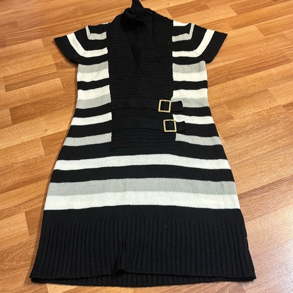 Juniors adorable Sweater dress black and white. Perfect with leggings and boots! - Picture 1 of 4